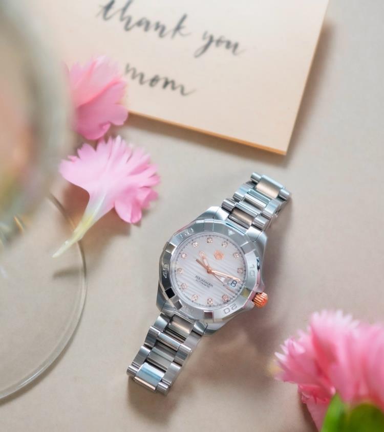 The elegant replica watches are decorated with diamonds.
